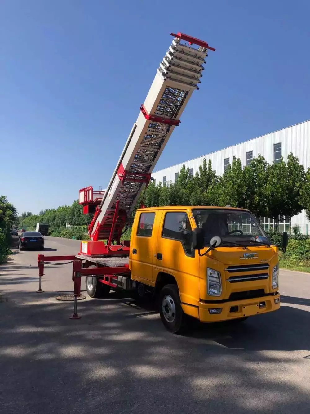 鄱阳县附近的云梯车出租服务：轻松解决高空作业需求