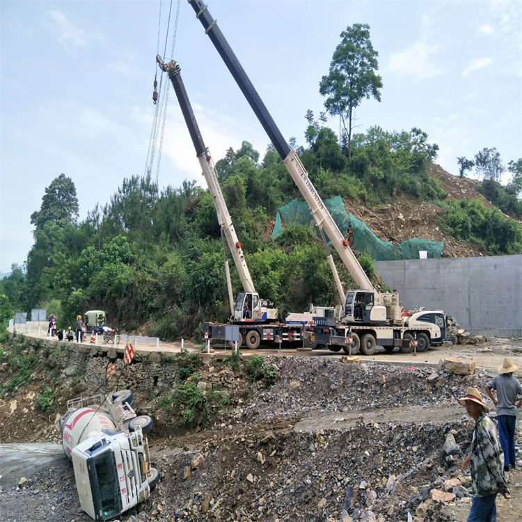 鄱阳县汽车掉沟里叫吊车救援要多少钱